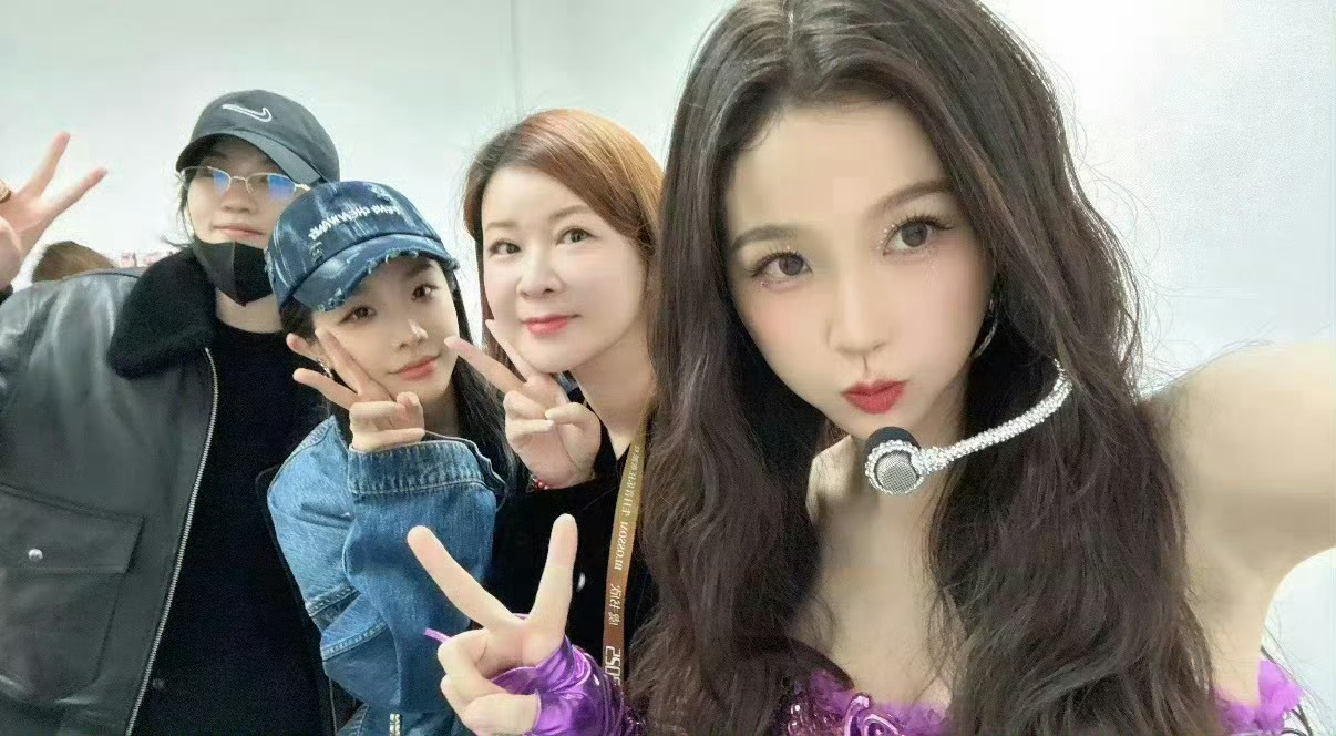 喻言看虞书欣的眼神是婧妹时期的情谊💗 虞书欣喻言两个让人哈特软软的女宝~ 友谊