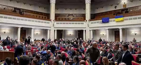 乌克兰议会议长斯特凡楚克（Ruslan Stefančuk）7日将捷克国旗挂在乌