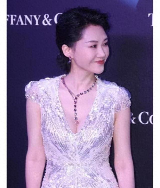 56岁许晴穿透视亮片裙，饱满身材藏不住，这一身行头太贵妇了