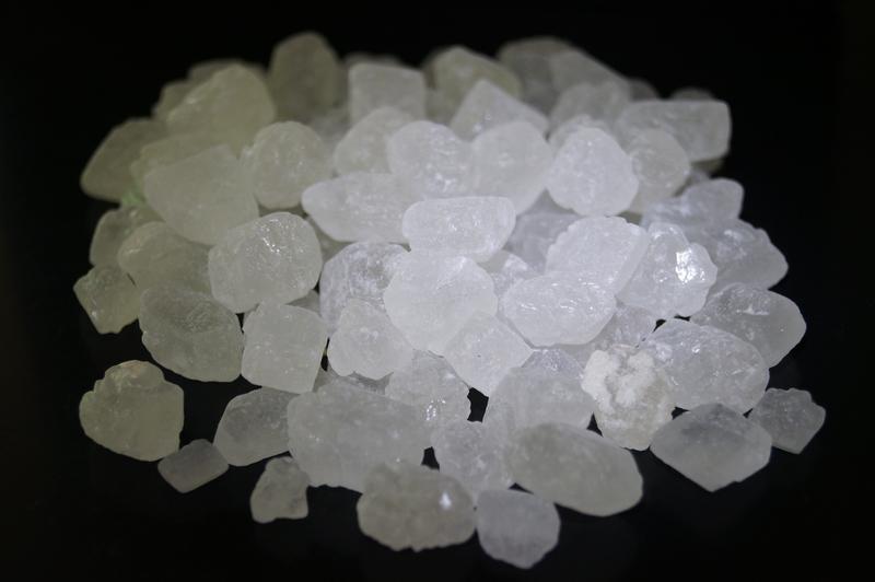 做红烧肉，用冰糖还是白糖，这是个值得探讨的问题。
冰糖做出来的肉色红润透亮，甜味