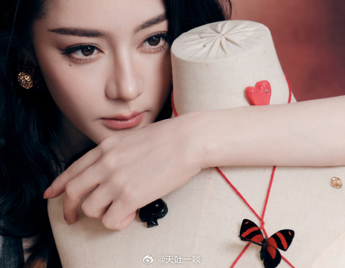 黑色深V裙、神秘妩媚性感吸睛——迪丽热巴。每日明星美图分享