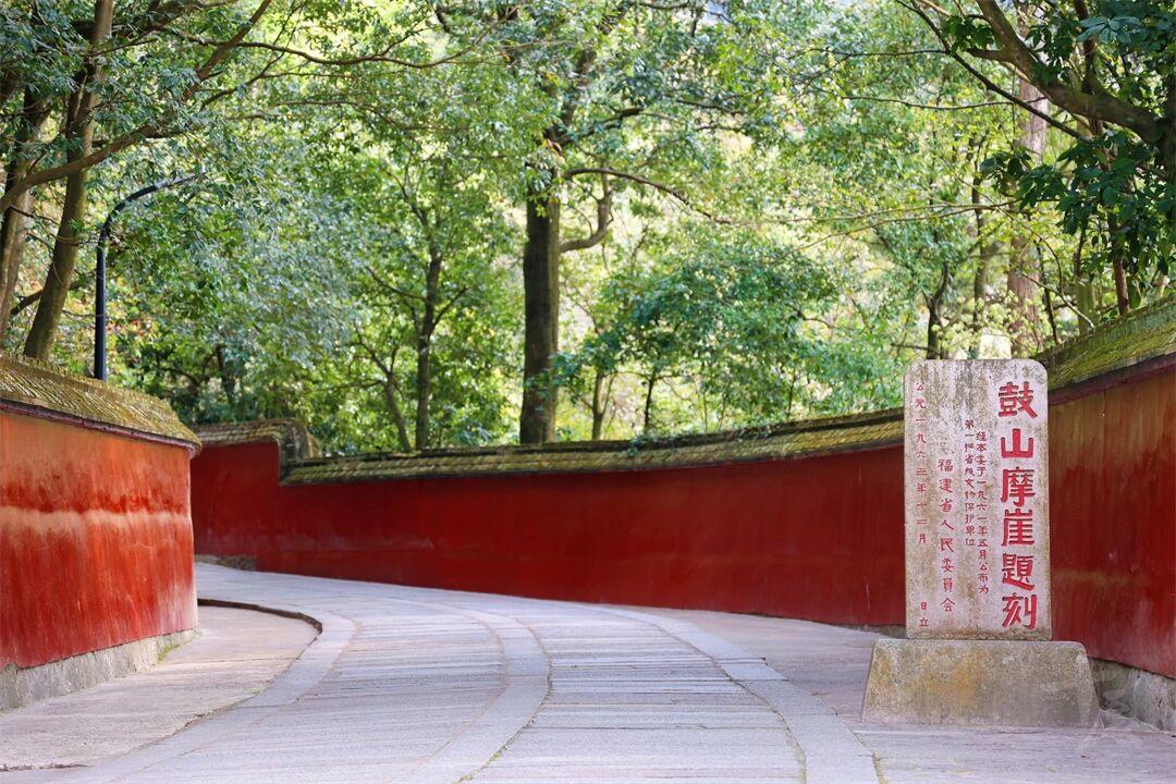 执于一念，便困于一念。
握紧拳头一无所有，松开双手才能拥抱世界。
放下不是放弃，