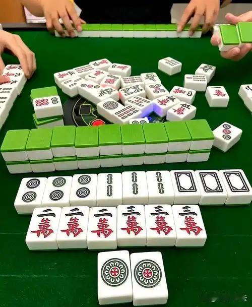 如果她经常在你面前说别人的坏话，那么，她同样会在别人面前说你的坏话，傻子都知道这