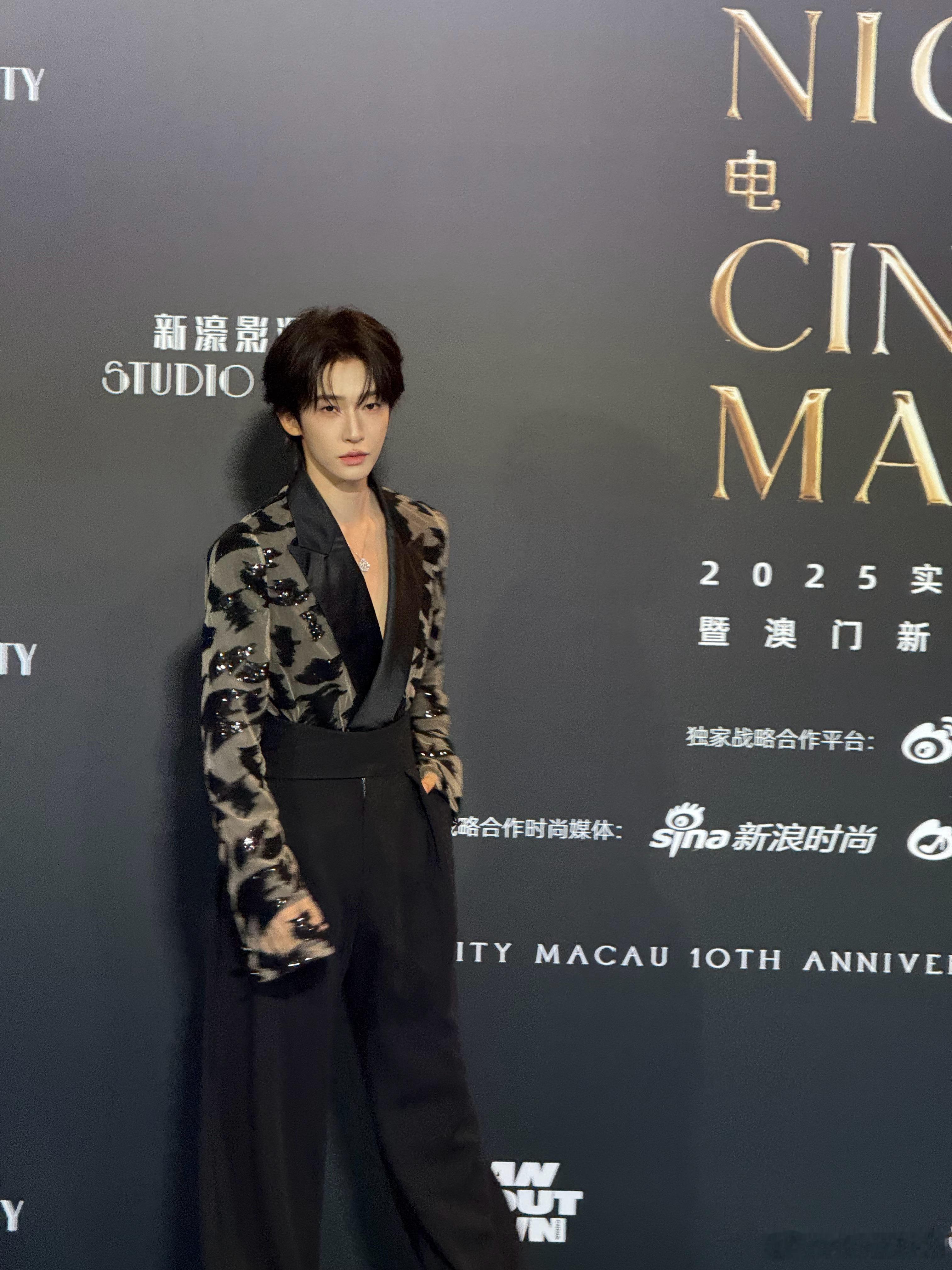 刘宇今日亮相 实力派MAT年度盛典红毯 ，穿了Julien Fournié高定服