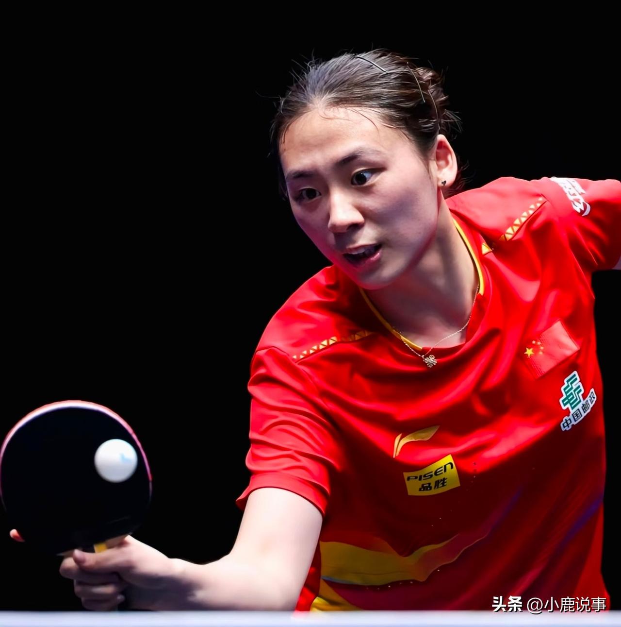 很多人都看出来了，
陈熠现在的处境特别微妙。
单打打得再出色，只要双打这块跟不上