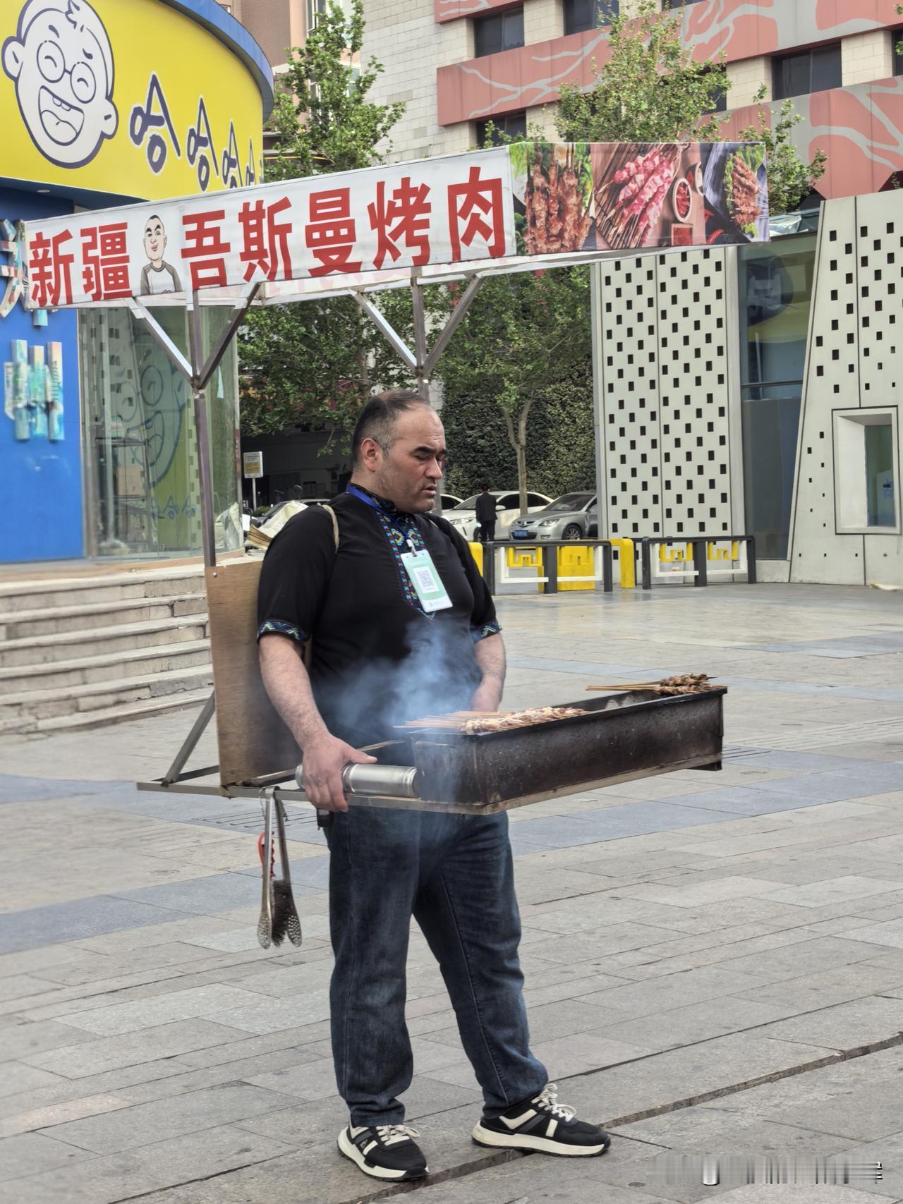在郑州街头偶遇超特别的烤肉摊主！

这位新疆吾斯曼烤肉的师傅，直接把烤炉背在身上