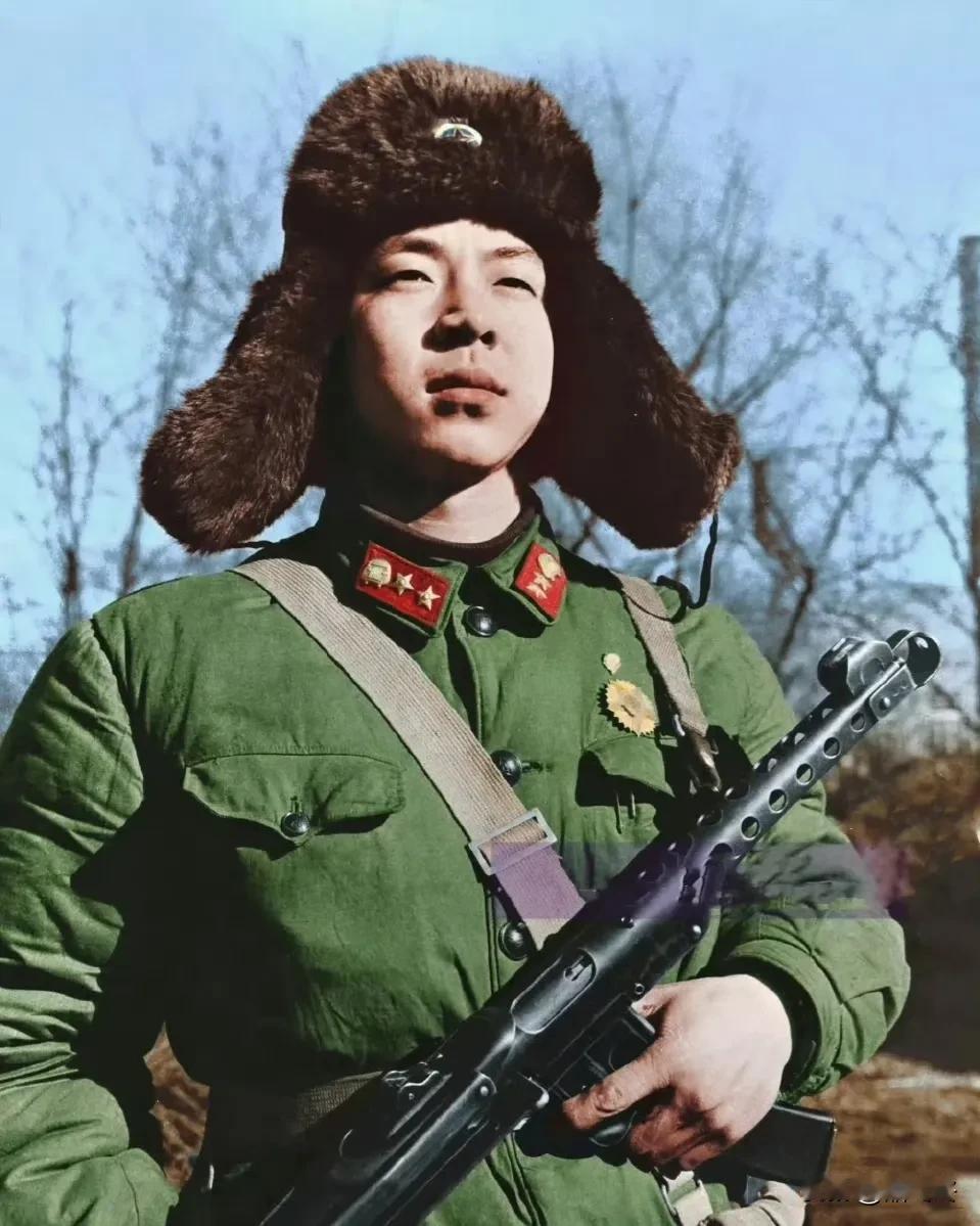 1960年，辽宁。
摄影师张峻为雷锋拍的持枪半身标准肖像，这张照片无比经典。
张