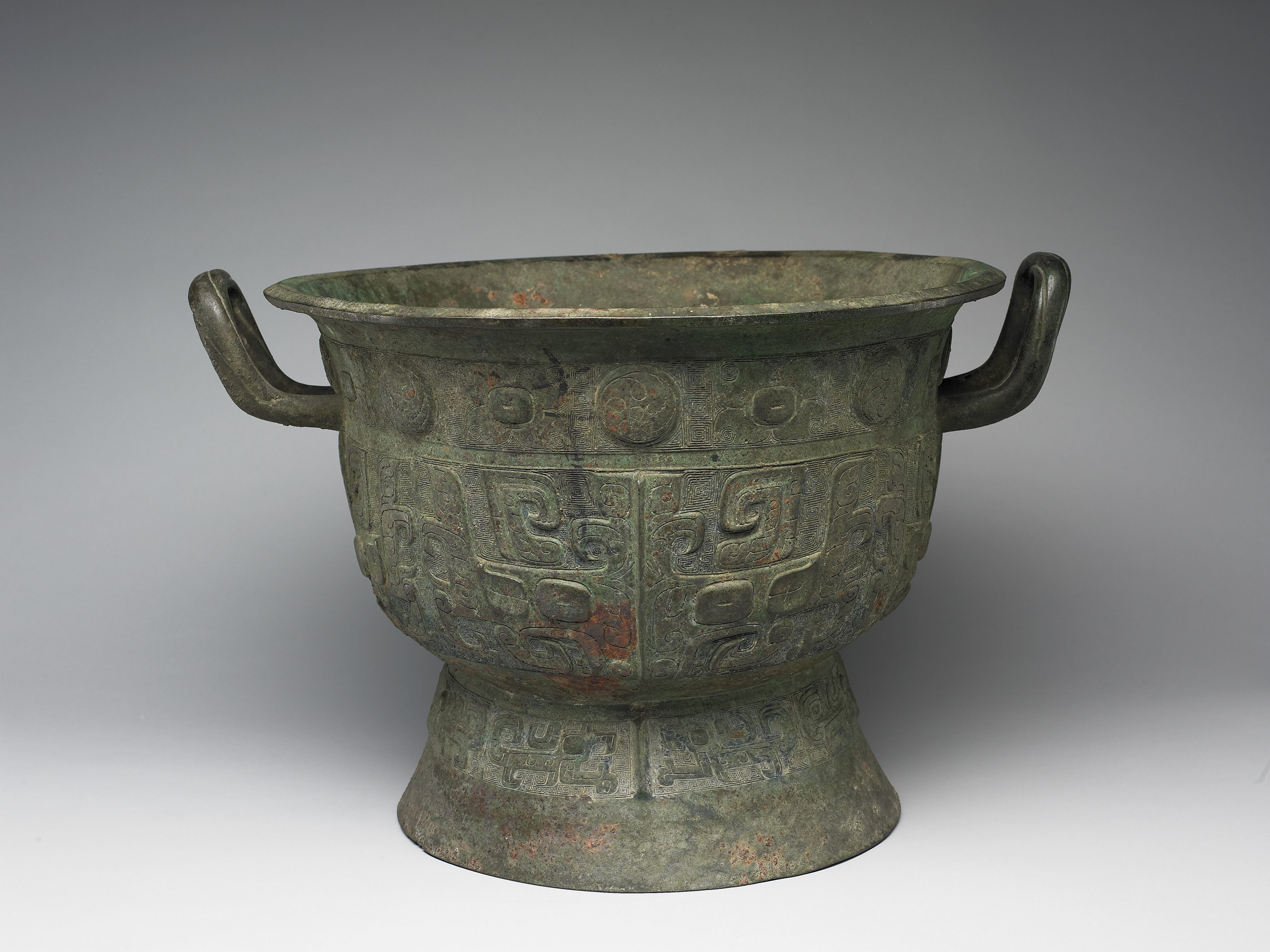 每天一件青铜器 台北故宫藏商晚期:兽面纹盂, 高34.5cm,口径44.7cm.