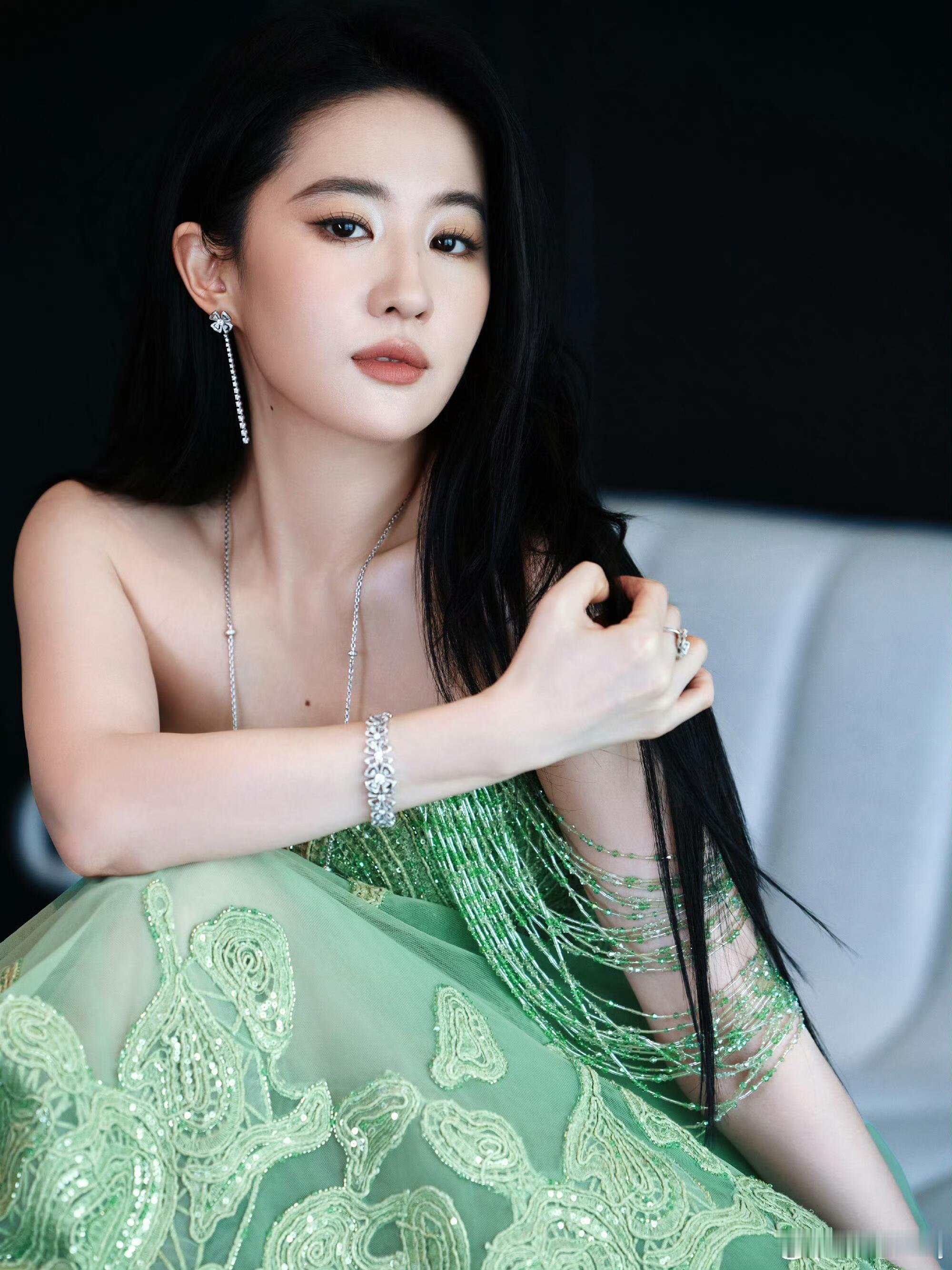 刘亦菲孔雀绿裙 今日份的心动预警！刘亦菲以一袭 Tony Ward 2024 秋