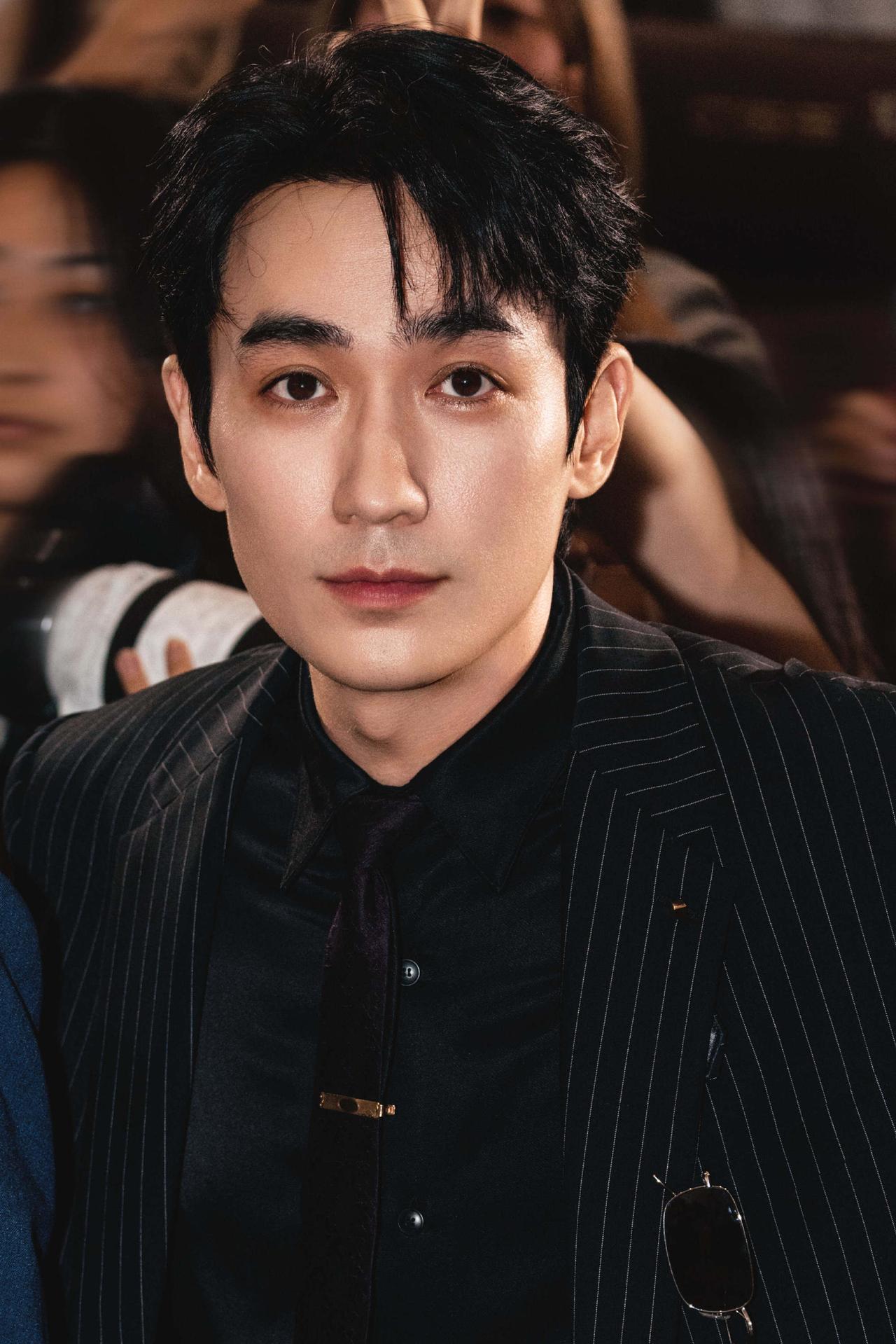 朱一龙有精湛的演技，有非常雄厚的表演实力。他的顶级流量来自观众对他表演的热爱，是