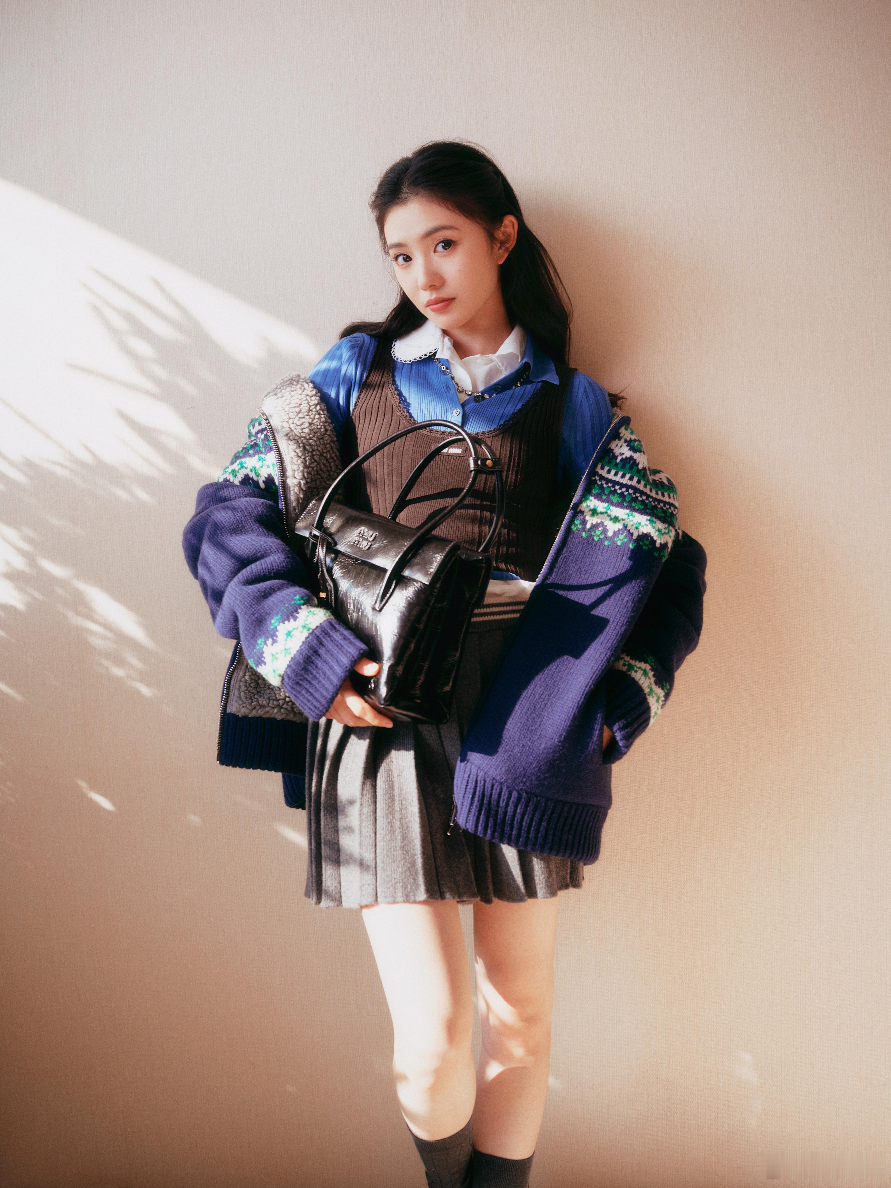 刘浩存 × Miu Miu 2025假日系列🎁Miu Miu 女郎的焕新暖冬❄