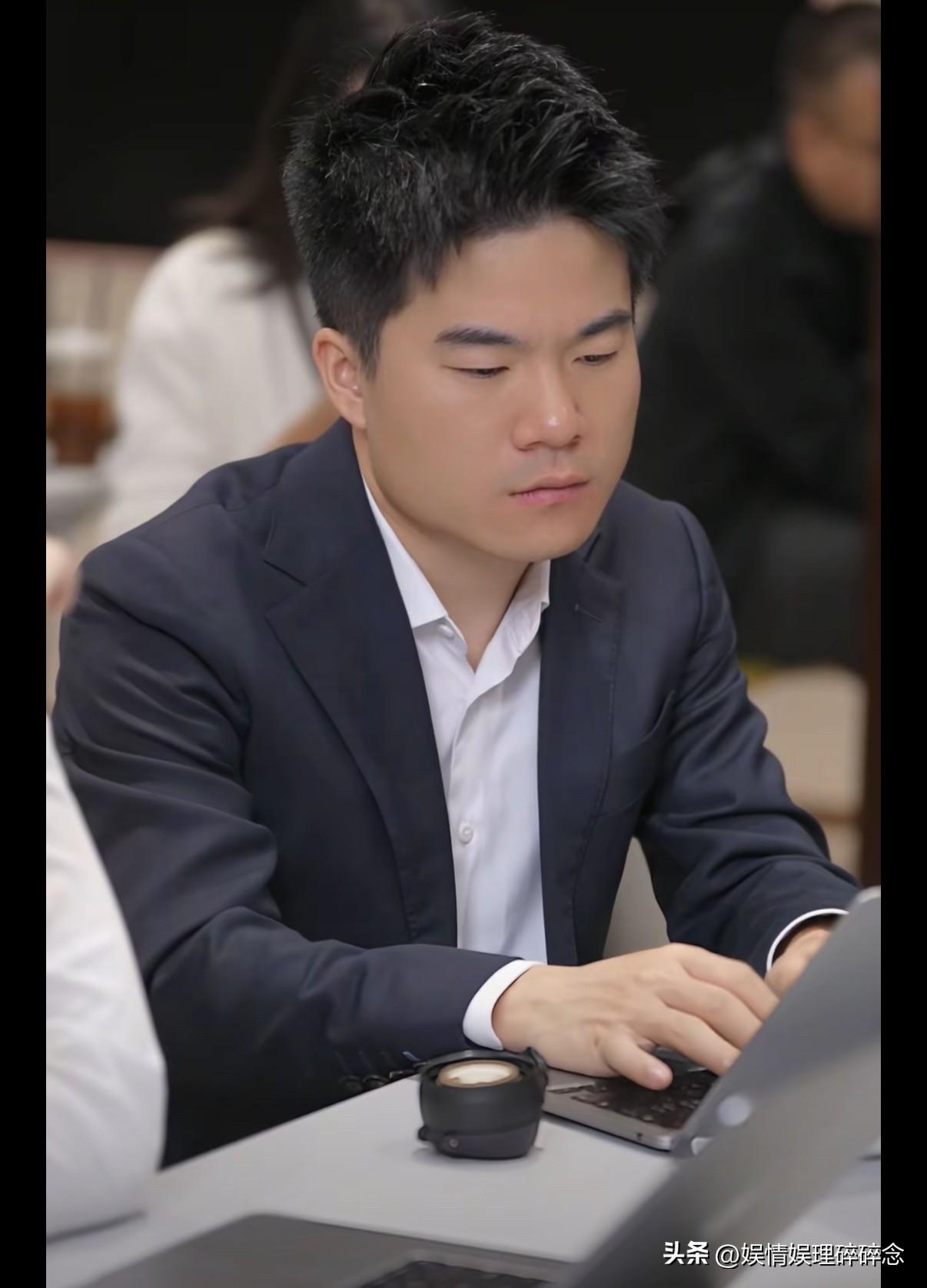 一位博主发视频说——
建议所有商家都去找“与辉同行”对接，董宇辉一个人能顶全网所