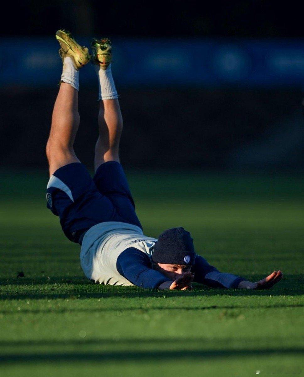 巴雷拉在训练中意甲热点现场 今天比赛加油吧💪 