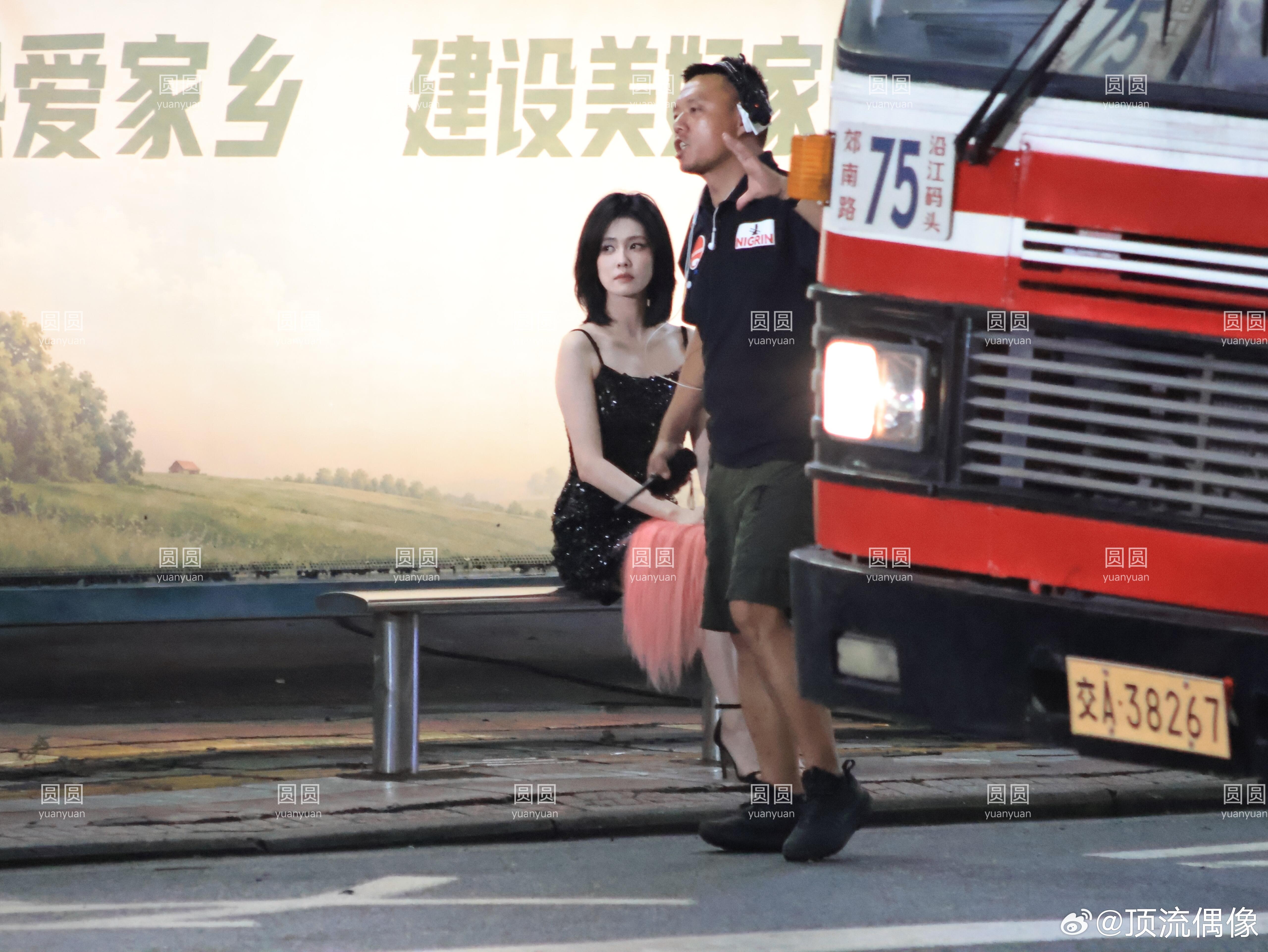 白鹿的腿屏幕快装不下了王韵娜新皮肤上线，港式氛围感穿搭上身，白鹿优越身段展露无遗