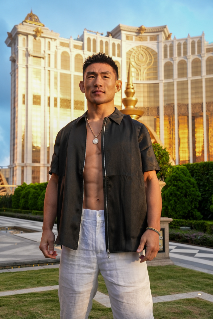 霸气侧漏！UFC社媒晒中国选手宋亚东张名扬澳门同框照