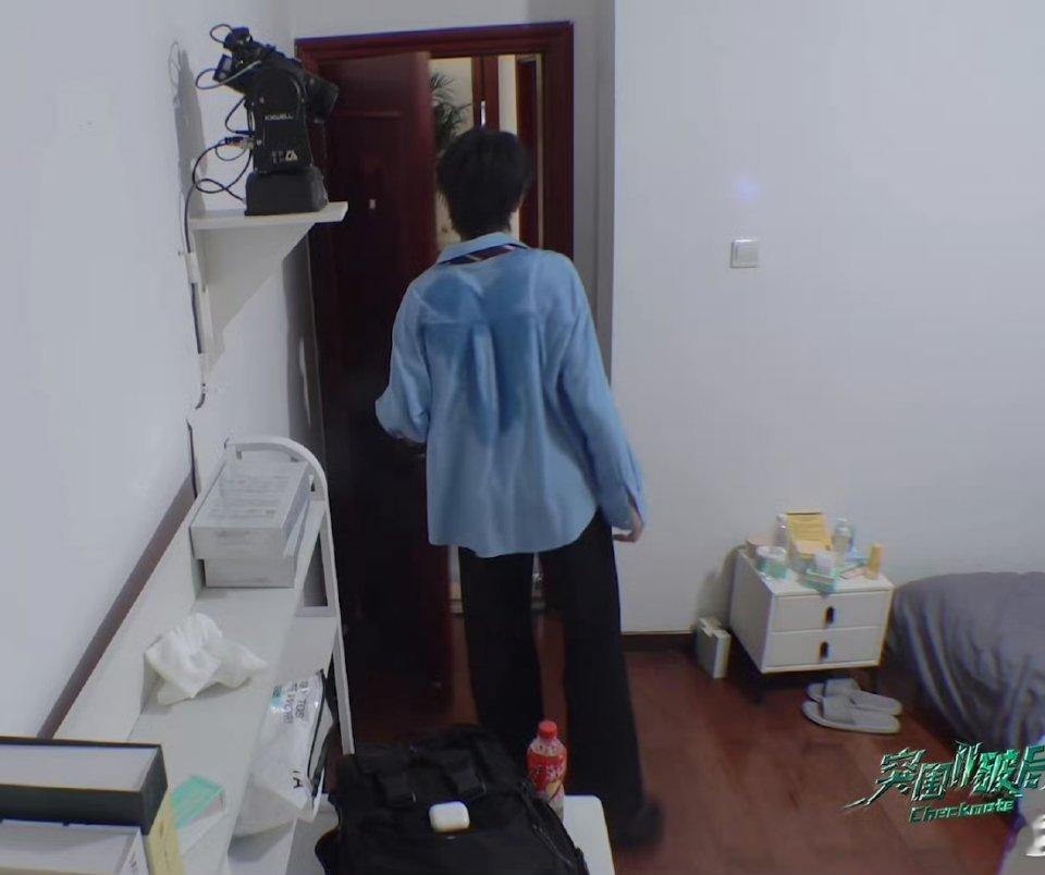 王橹杰突围2考核问一下，王橹杰咋了？怎么后背都湿透了？为什么王橹杰练到汗水湿透衣