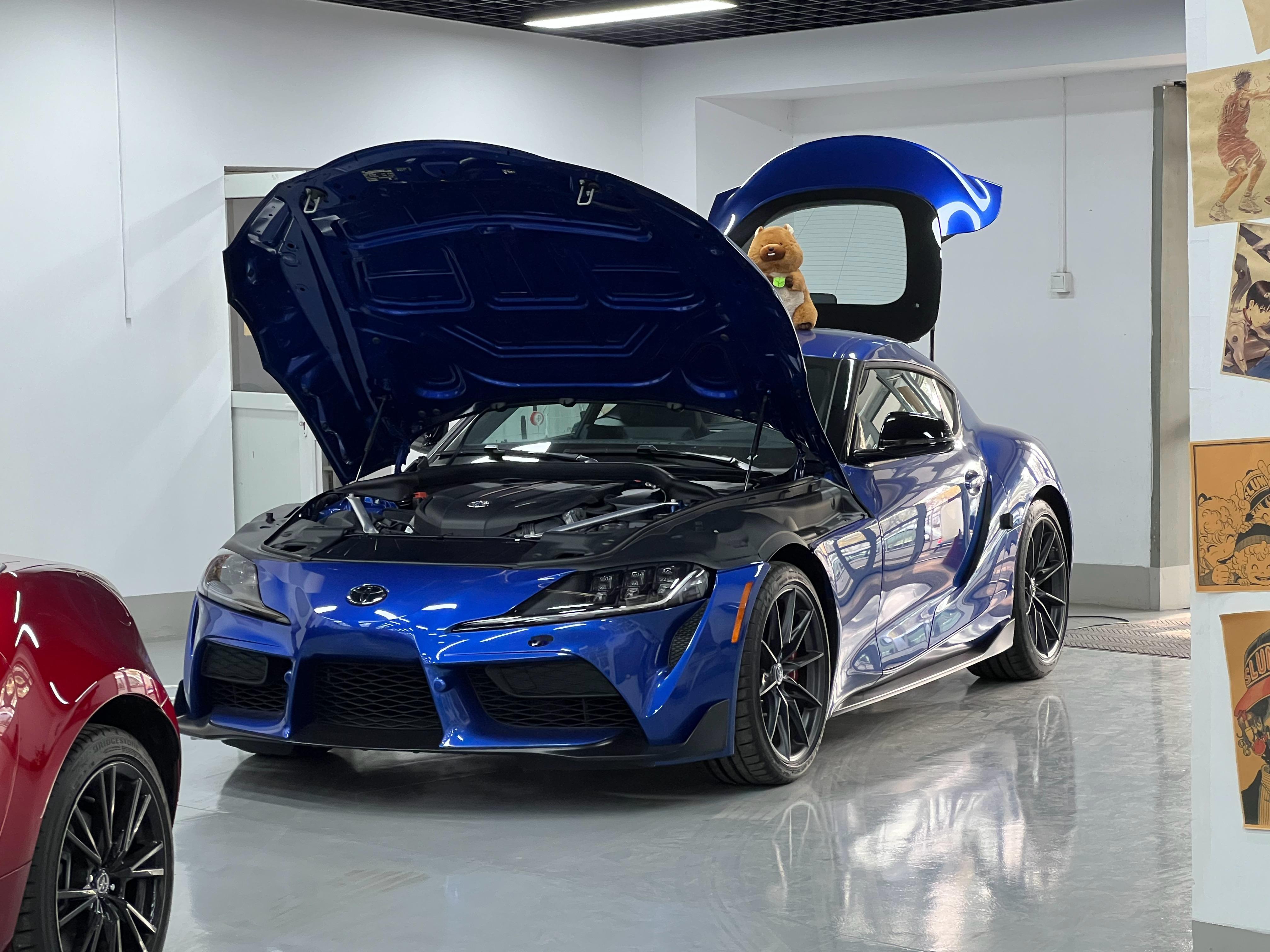 别的车没这个感觉，但是GR Supra打开前机盖和后备箱后，跟变形金刚似的应该是