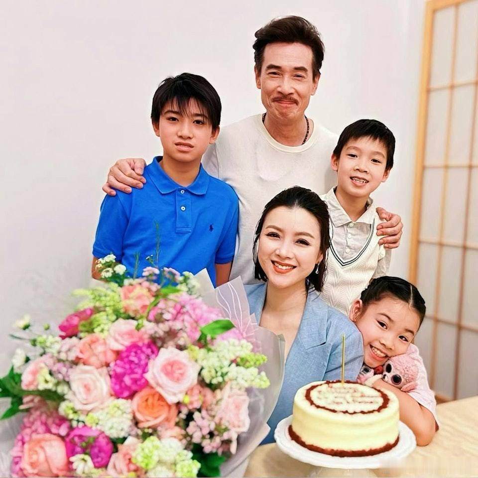 現年55歲的陳豪與老婆陳茵媺於2013年結婚，婚後育有三名小朋友：大仔陳梓燁 (
