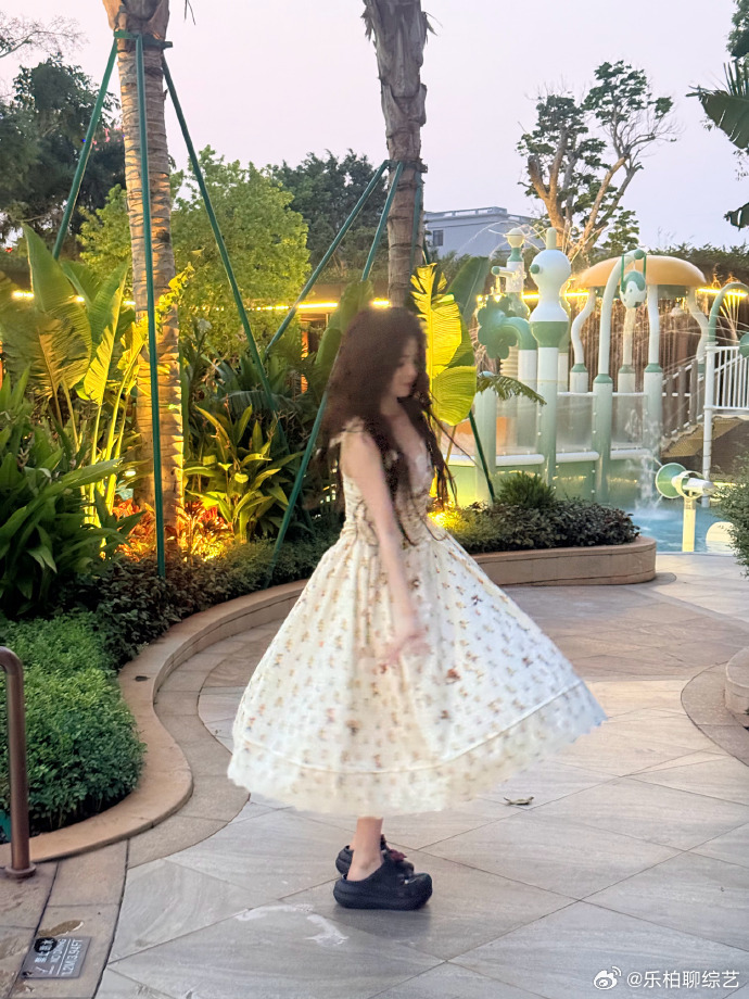 白鹿提前进入夏天白鹿夏日小吊带 暖光衬得眉眼温柔，比阳光还耀眼 