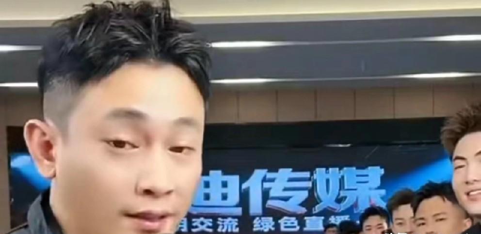 当你认定一个人在演，他呼吸都是剧本。
吴迪直播回应手表失窃，逻辑上有个死结。
他