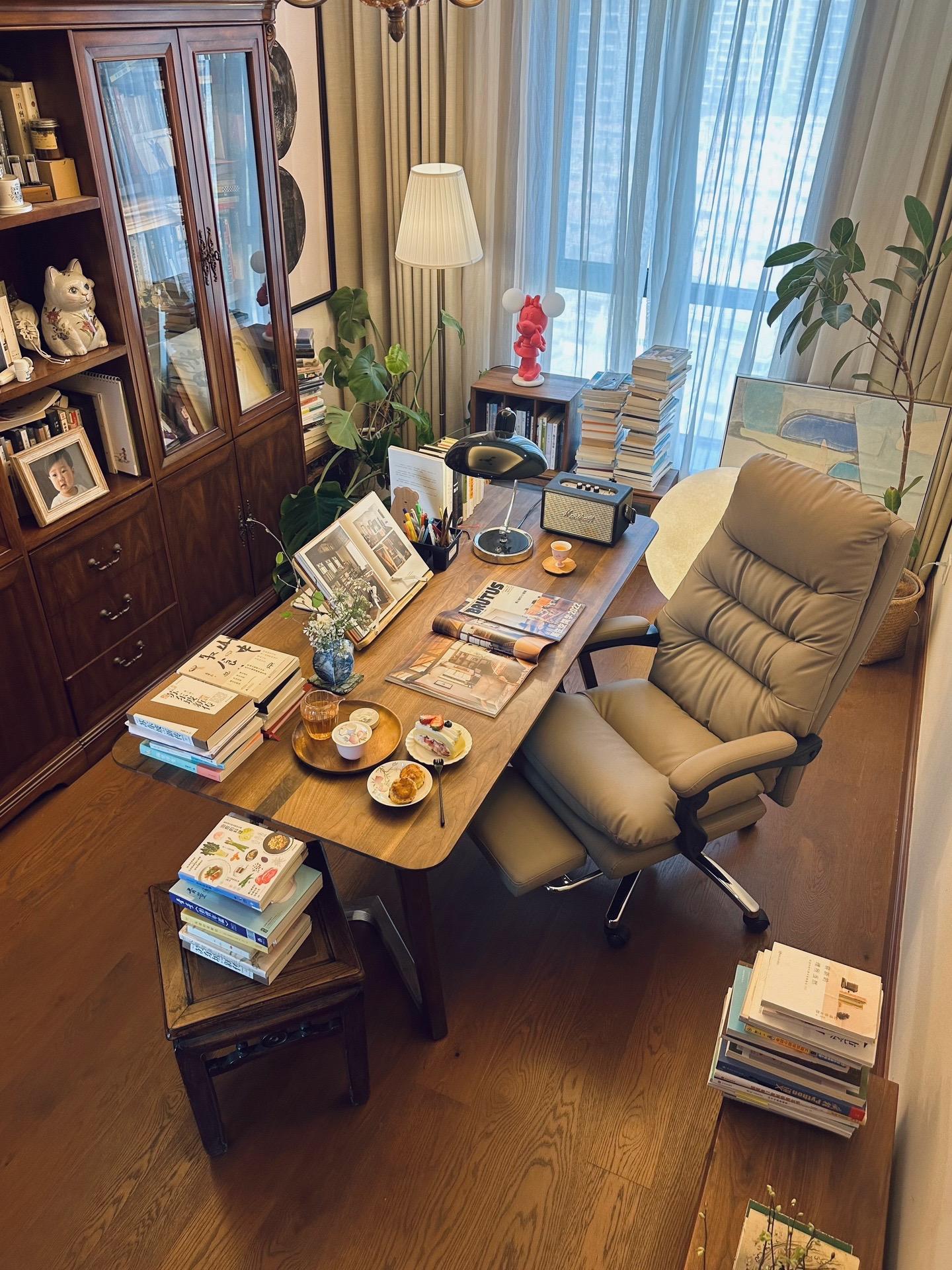 入住九年美式复古家｜来说说书房桌椅怎么选。打造梦中情书房，书桌和椅子可以说是灵魂般的存在
在这个书房，我用过不下5张书桌、10把椅子
今天想跟你分享我的经验，希望你也能把它调到最舒适的模样
 .
🟠先说说书桌
✔️关于尺寸
在空间尺寸允许的情况下，尽量往大了选。
书桌和衣帽间一样，越用越觉得小。最好不要小于120cm,140-160是比较理想的长度。
高度一般都在75cm左右，这个是书桌的常规高度，尽量不要差太多，不然不容易配椅子。
✔️关于材质
实木视觉效果温暖、花纹好看、触感温润，但是价格贵也相对难打