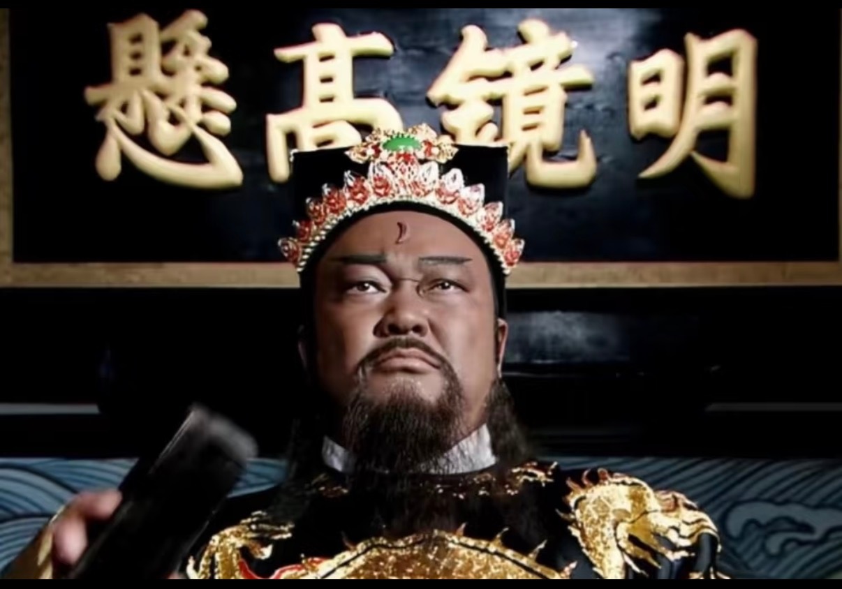 育儿嫂休假到下周，我请假两天带小孩。今天一到遛娃活动室，阿姨跟宝妈聚着讨论家庭矛
