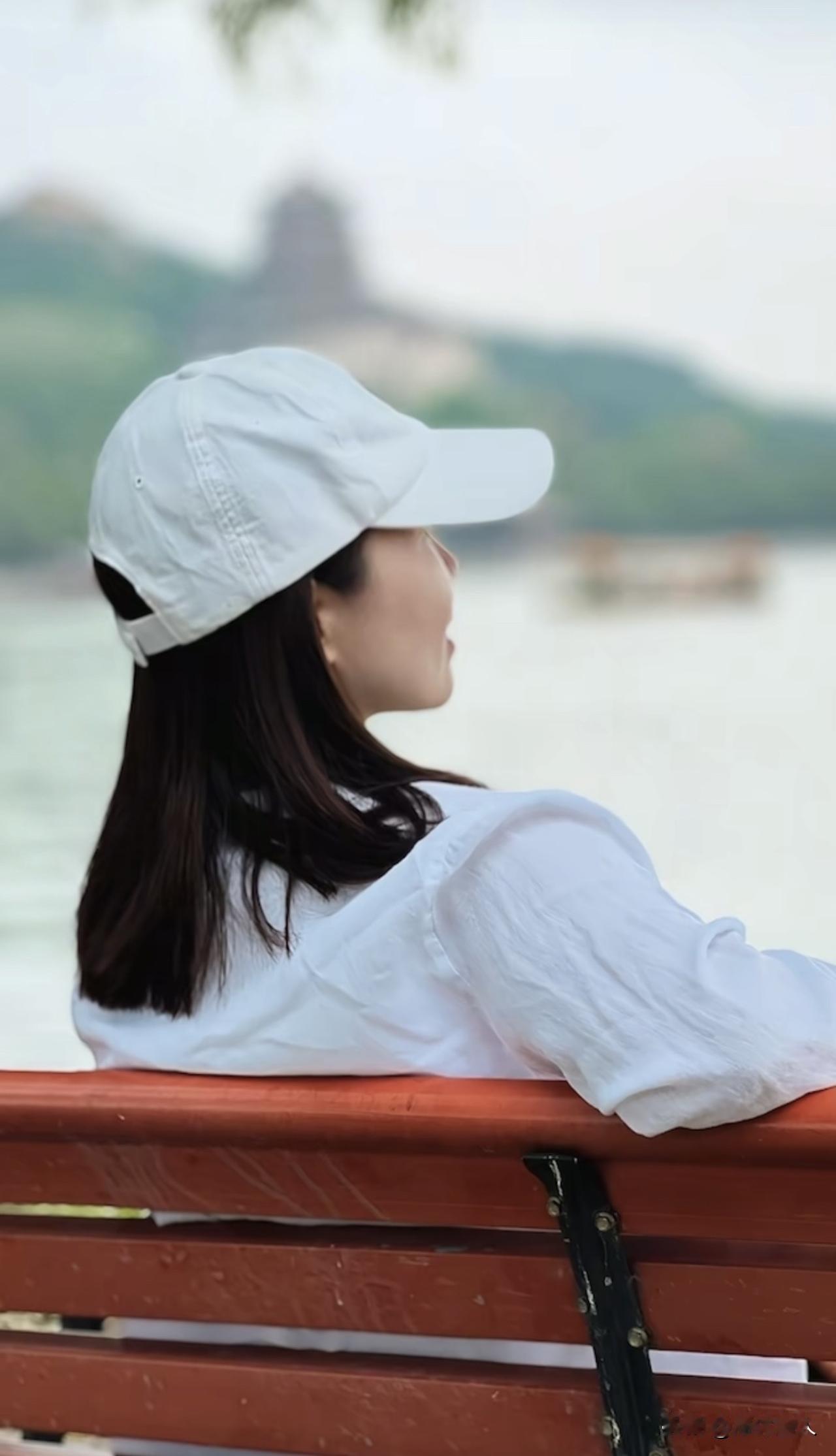 和别人一比，我应该是个无趣的女人吧。

不会打牌、不会打麻将、不会玩游戏，更不喜