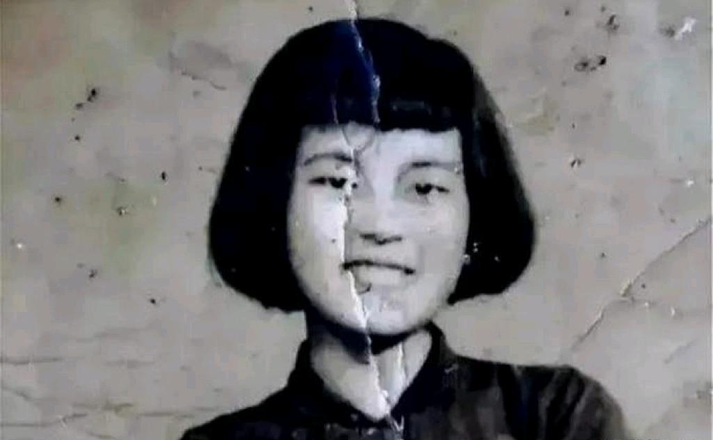 1937年，日军闯入杨家时，一名士兵立即抱住仅6岁的杨明贞，粗暴地解开她的棉袍，