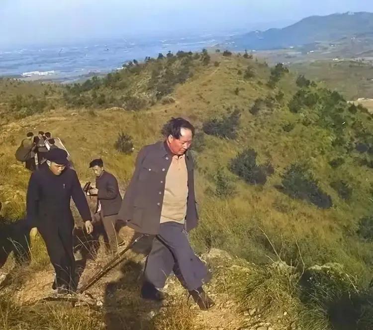 见惯了毛主席的游泳照，今天就来看看主席的爬山照。
照片中的毛主席已经61岁，可是