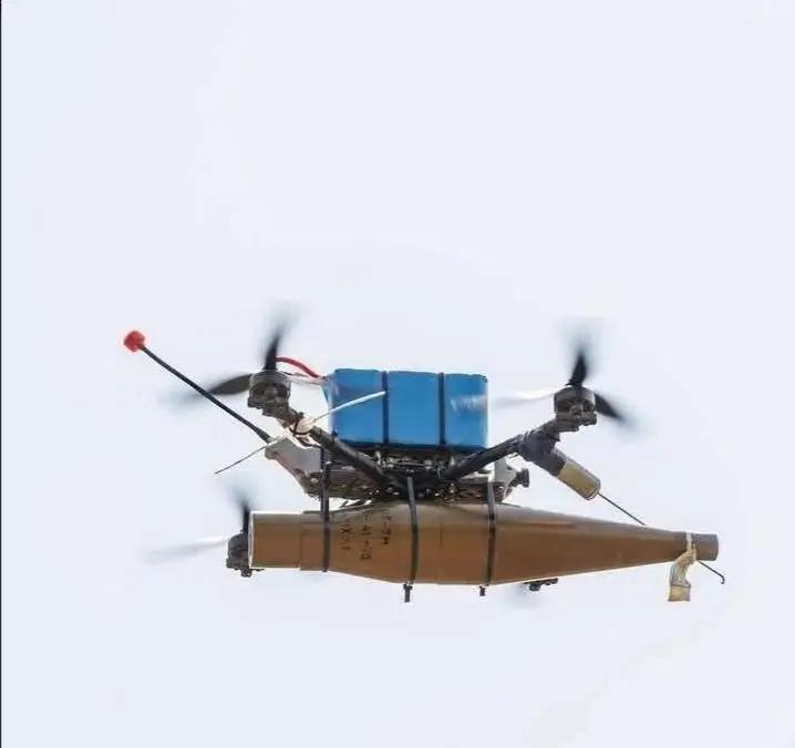 泰柬边境战事升级. 英语指令无人机击退泰国联军. 千名外国人连夜撤退。
2025