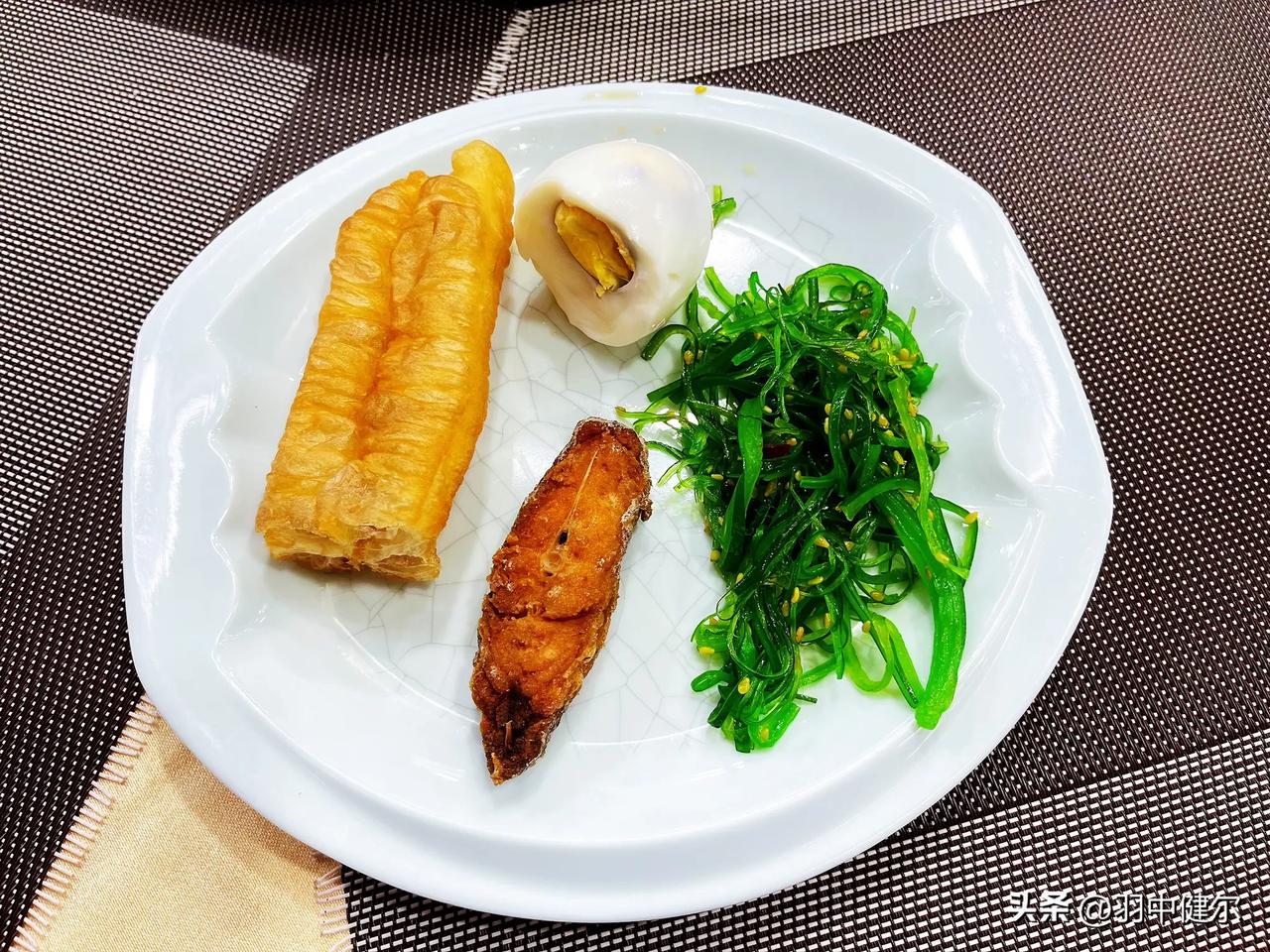 开心走过昨天，
​快乐就在今天。
不抱怨的磁场 ，
才能迎来更多的平安喜乐 ！