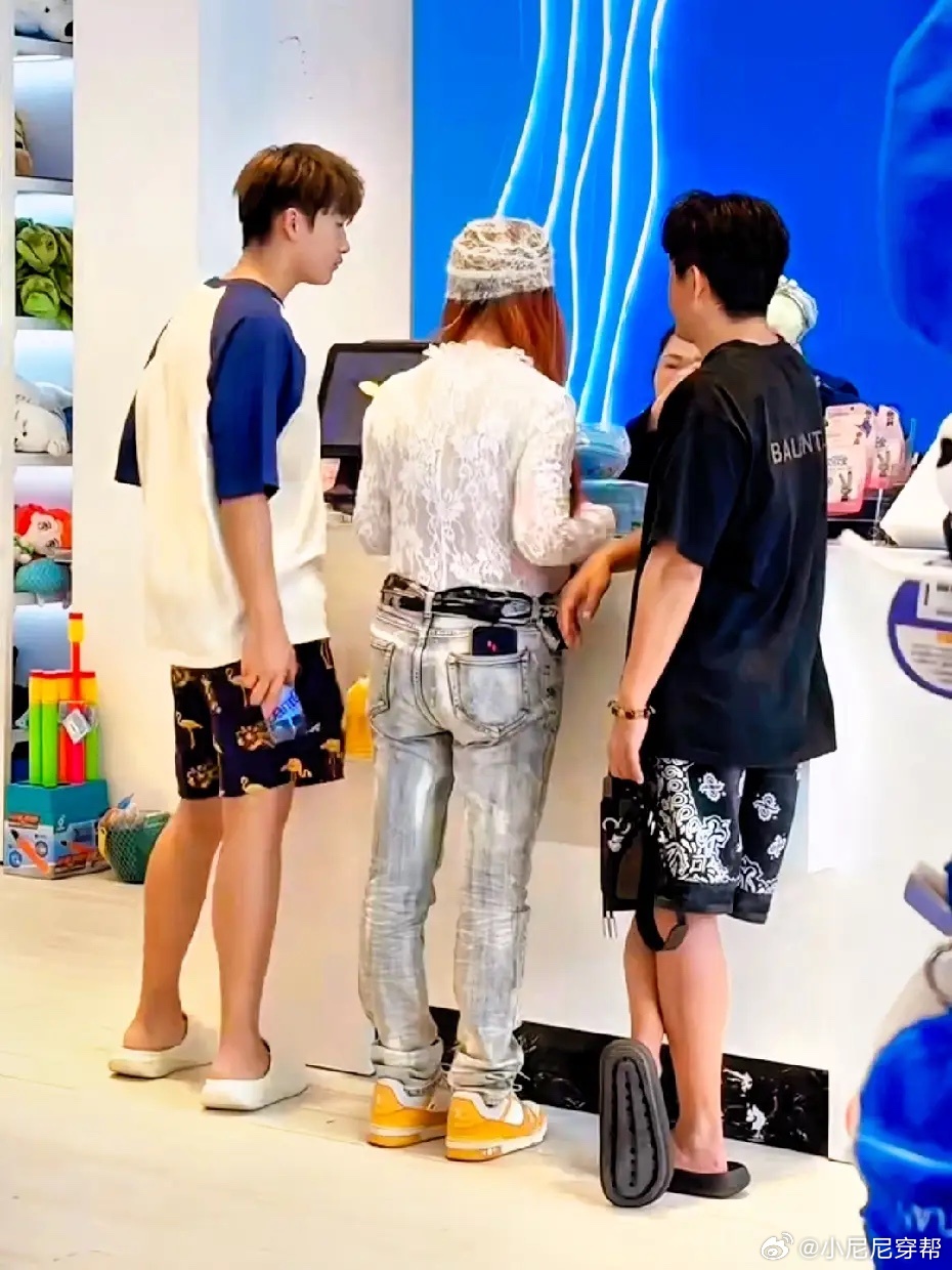 有网友在三亚偶遇邹市明冉莹颖，轩轩现在成为家里最高的人了啊！有一说一，现在小孩儿