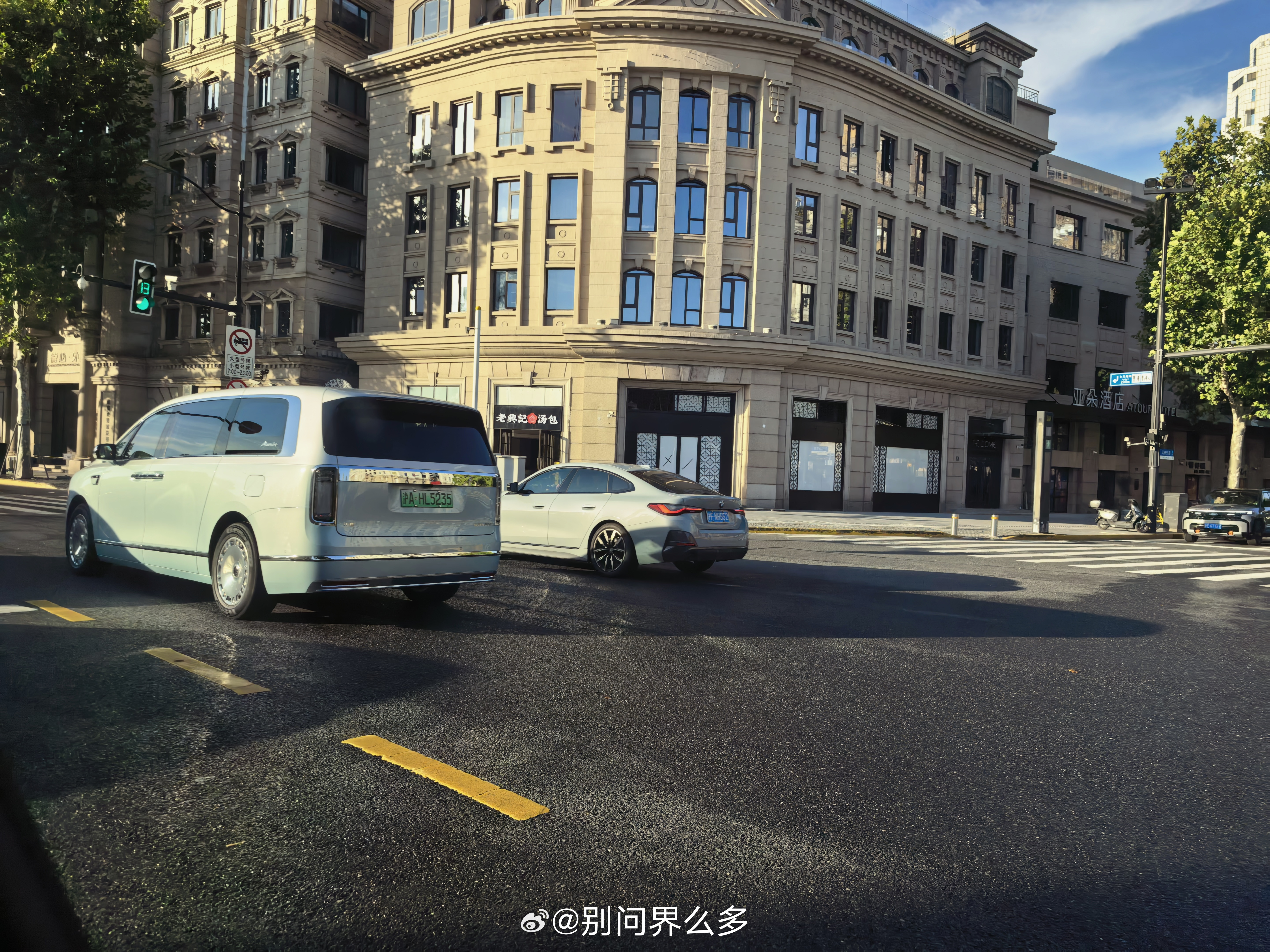 一大早就在路上遇到了 尊界V800 云水天青 ​​​