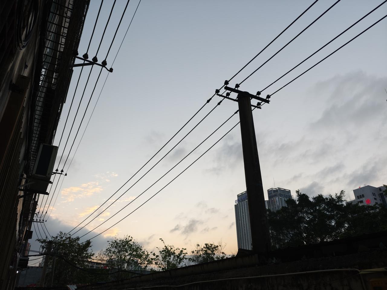 人这一生，很多痛苦从来不是外界带来的，而是自己困在心里，不肯放过自己。

执着于