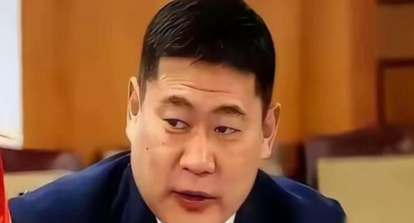 你去蒙古国待几天就会发现一个特别拧巴的现象。乌兰巴托街头的年轻人，嘴上骂着中国，