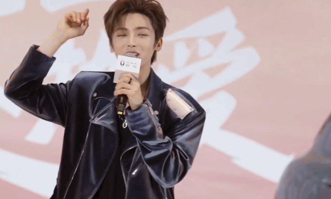 这场三方奔赴的双向治愈太好哭啦！专属应援车里藏满真心，粉丝提的共创车色、亲手准备