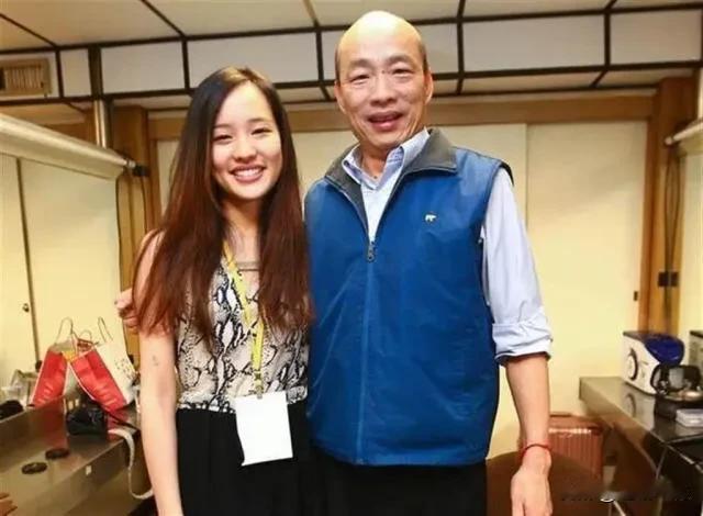 韩冰毕业了！韩国瑜飞伦敦参加爱女毕典 媒体人建议她下一步：要早做准备

韩国瑜被