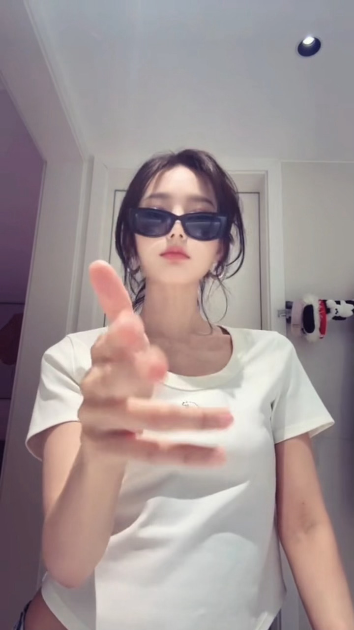 李一桐抖更新，复仇摇手势舞来了😎 谁把李一桐挤成这样了