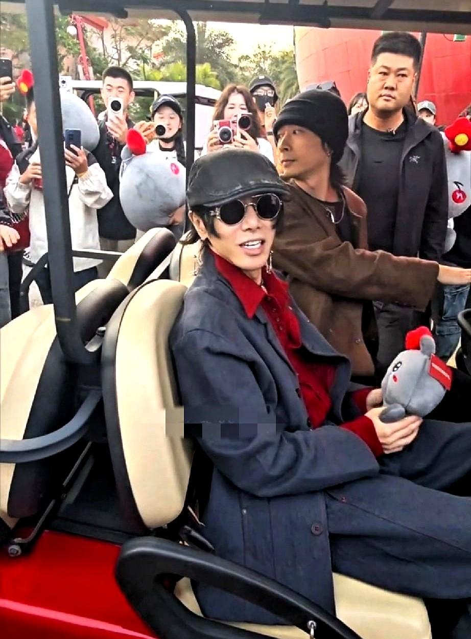 华晨宇丑我一跟头！

他顶着那个乱糟糟的鸭嘴兽发型出现在香港，粉丝们在下面大声喊