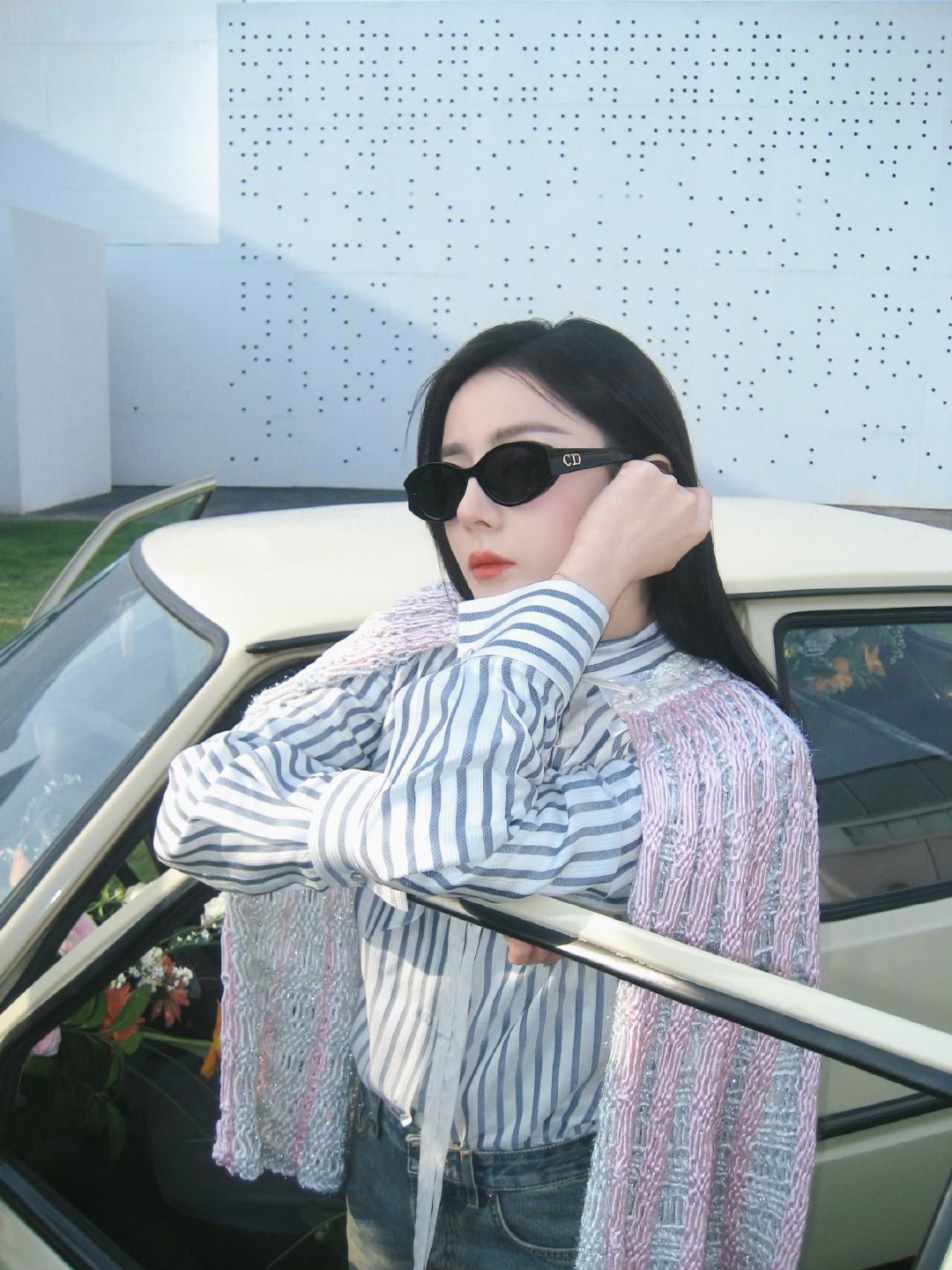 迪丽热巴坐上姐姐的副驾迪丽热巴衬衣黑长直 迪丽热巴衬衣黑长直，美晕了 