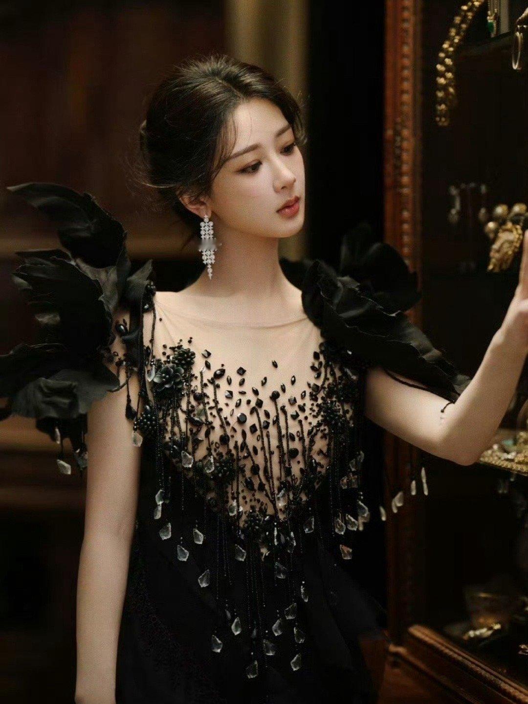 长相思见面会杨紫造型🈶穿高定的黑天鹅一般美丽[送花花][送花花]气质超顶！🤏