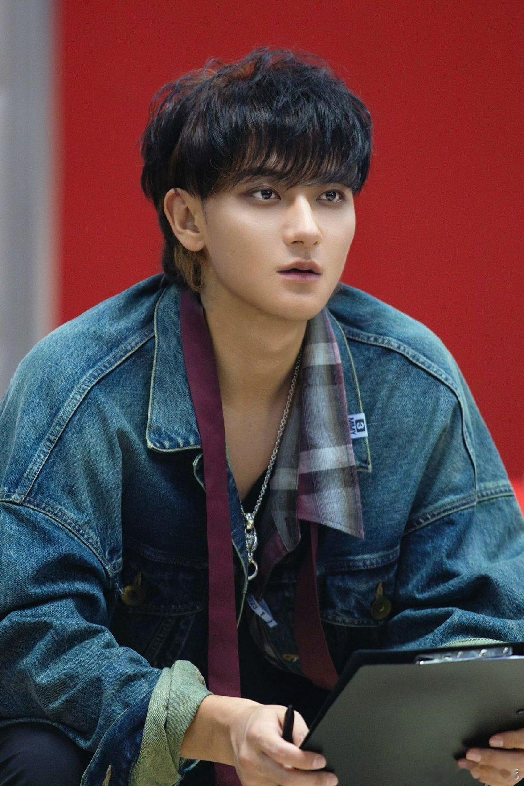 黄子韬应该不会有容貌焦虑偶像行业总在强调“完美人设”，但黄子韬偏要反其道行之——