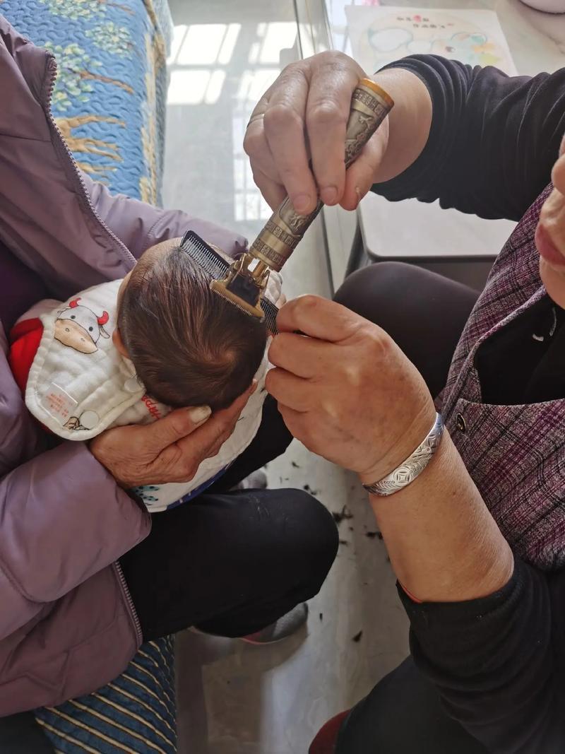 咱就说，有娃的家庭谁没遇到过老人偷偷给孩子剃胎发的事？看似是老一辈对娃的疼爱，觉