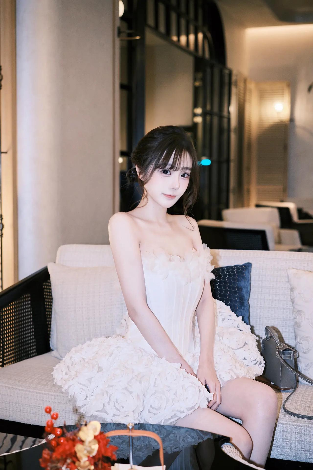 是谁的白月光掉进了人间？这身白色抹胸裙配上温柔的盘发，侧颜的轮廓简直绝了！光线洒