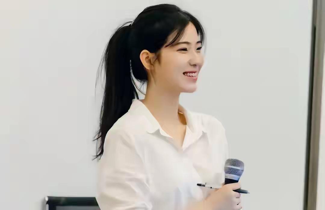 同事的女儿终于要结婚了，她心里的石头落地了。同事的女儿要模样有模样，有个头有学历