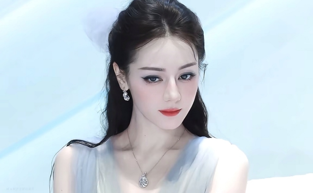 【迪丽热巴】因为我看不上。·迪丽热巴时装周人气女艺人TOP ​​​