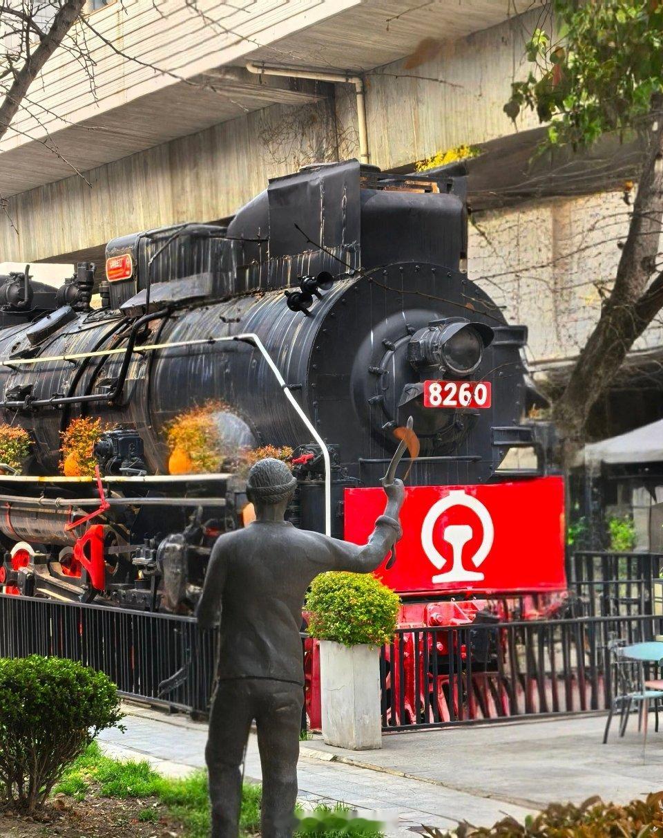 上海淞沪铁路江湾站旧址图一是江湾站机务段的修理车间，目前房子还在，但已停用多年。