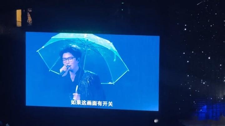 毛不易这脑子：大雨天不说"大家辛苦了"，说"不太适合张很大的嘴"。一本正经的脸配