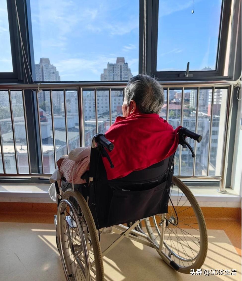 一个94岁的老人说:“儿子，我不想去养老院，那里没有家的味道！我想留在家里。”