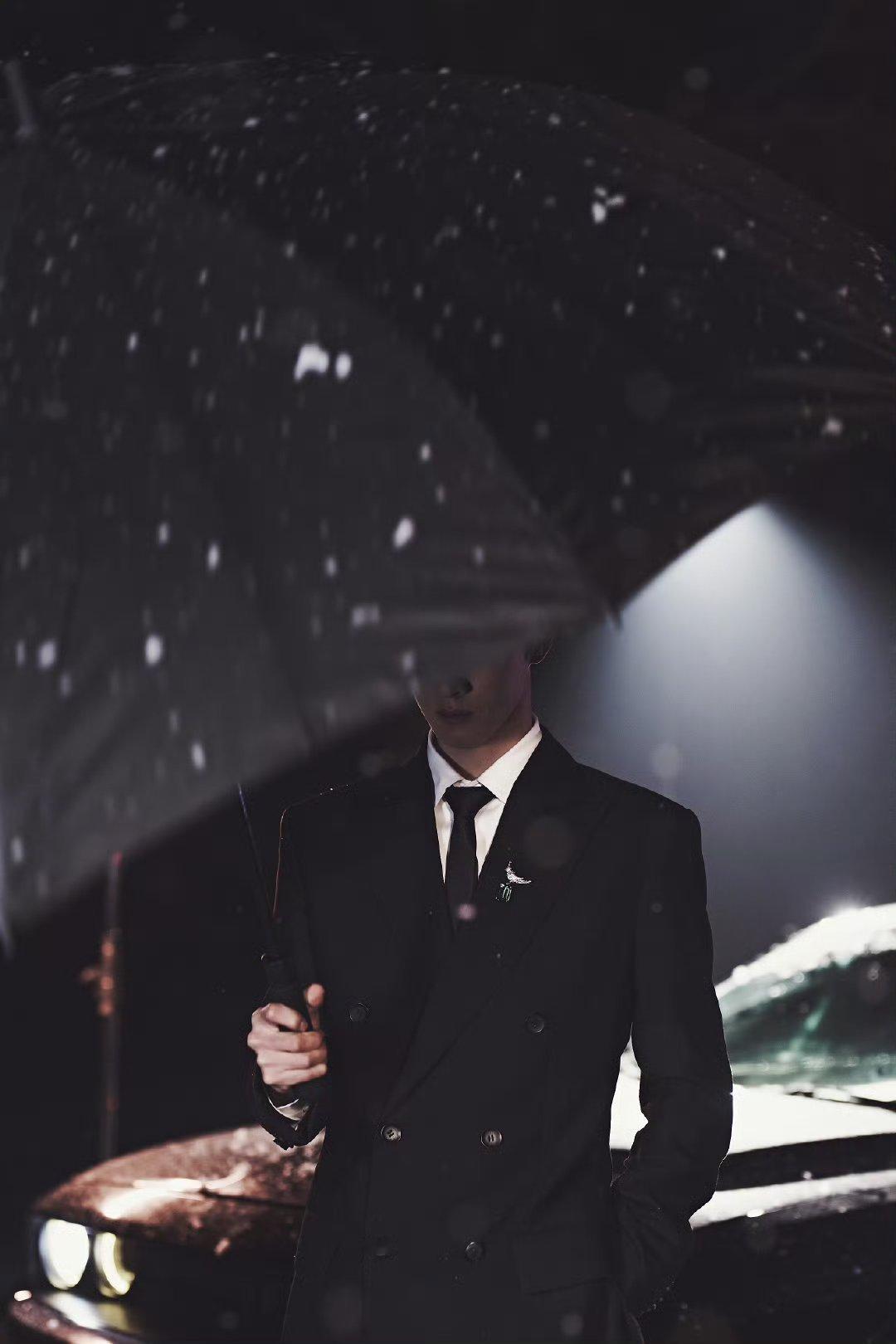 李昀锐all black西装造型，这次真的高质量出图尤其这个撑伞遮面，完全神图来